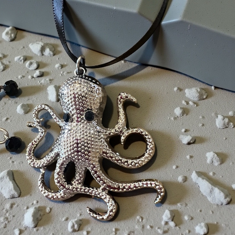 Shiny Silver Toned Octopus Pendant Choker Necklace - Picture 16 of 17